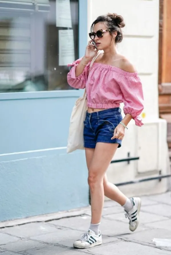 Phối quần short c&ugrave;ng gi&agrave;y Adidas nữ