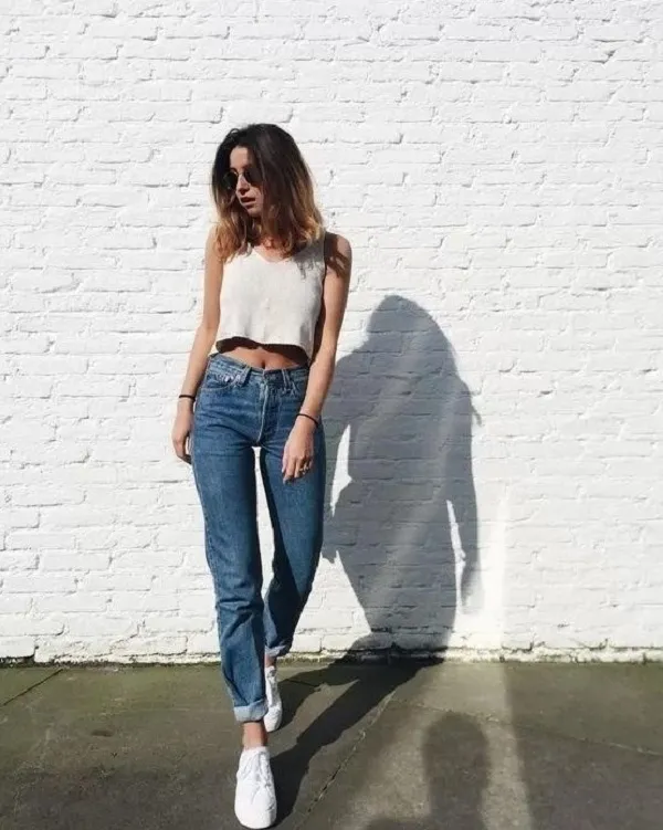 &Aacute;o ba lỗ c&ugrave;ng quần skinny jeans phối c&ugrave;ng gi&agrave;y Adidas nữ