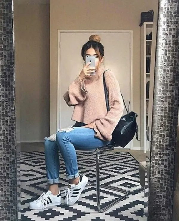 Kết hợp gi&agrave;y Adidas nữ c&ugrave;ng &aacute;o len cổ lọ croptop v&agrave; quần jeans r&aacute;ch gối