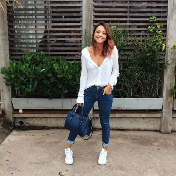 &Aacute;o trễ vai c&ugrave;ng quần skinny jeans phối c&ugrave;ng gi&agrave;y Adidas nữ