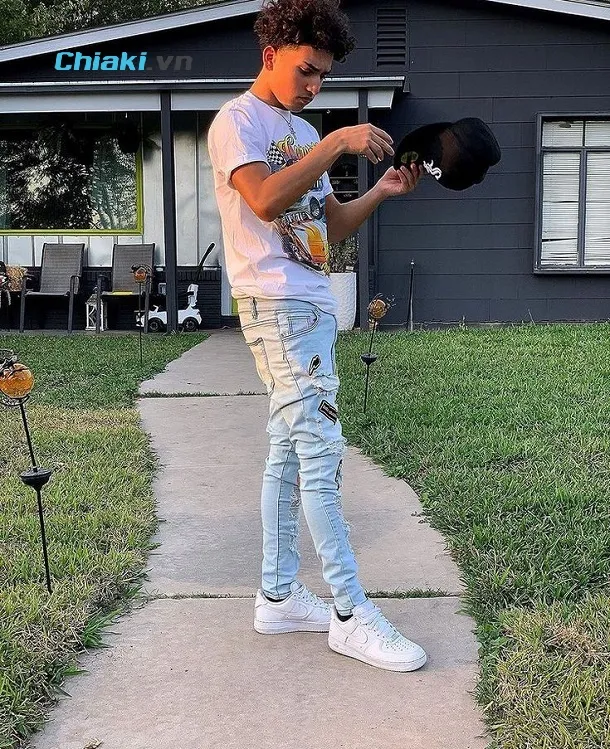 Gi&agrave;y Nike AF1 nam kết hợp c&ugrave;ng quần jeans r&aacute;ch