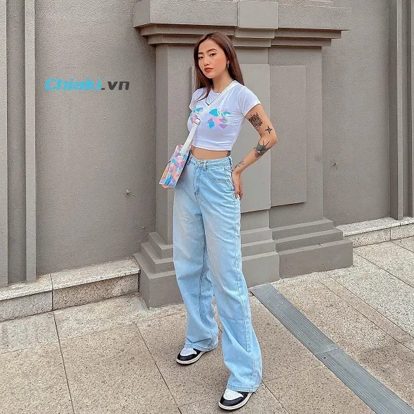 phối đồ với gi&agrave;y jordan 4 nữ c&ugrave;ng &aacute;o croptop hoặc &aacute;o thun