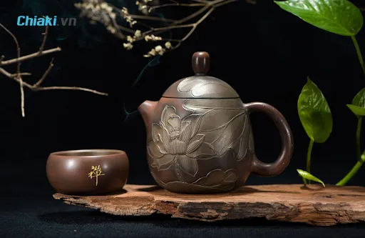 Bộ ấm tr&agrave; biếu Tết đầy t&iacute;nh nghệ thuật để tặng cho người tri &acirc;m tri kỷ