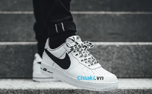 C&aacute;ch buộc d&acirc;y gi&agrave;y Nike Air Force 1 kiểu đan ch&eacute;o qu&acirc;n đội