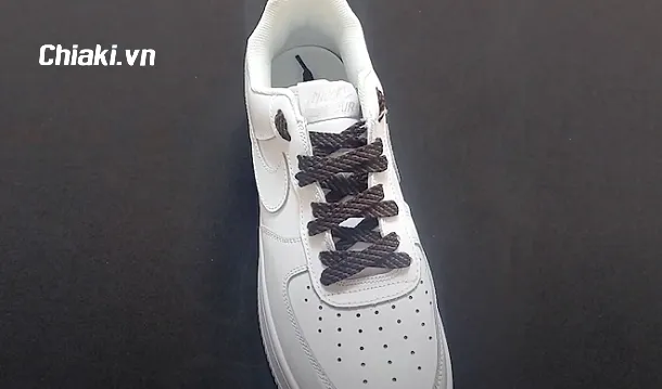 Buộc d&acirc;y gi&agrave;y Nike Air Force 1 vắt ch&eacute;o biến tấu