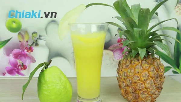 c&aacute;ch l&agrave;m nước &eacute;p ổi bằng m&aacute;y xay sinh tố với dứa