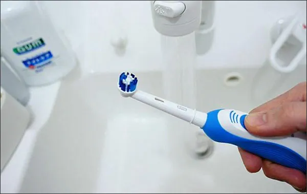 c&aacute;ch vệ sinh v&agrave; bảo quản b&agrave;n chải điện Oral B