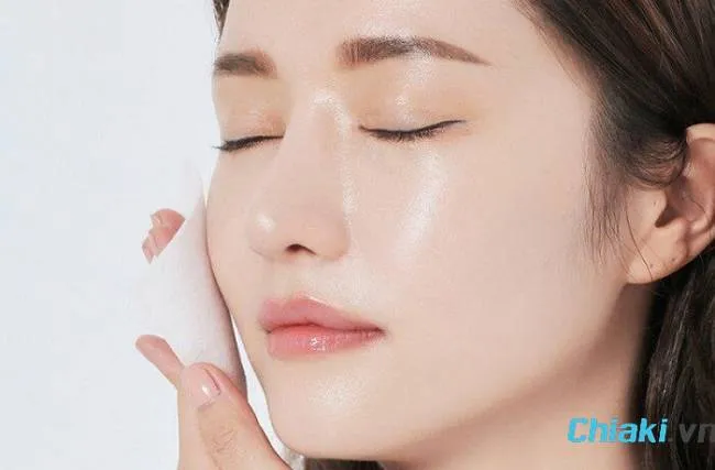 C&aacute;ch sử dụng nước hoa hồng trắng da hiệu quả tại nh&agrave;