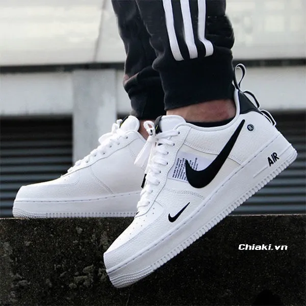 Nhận biết gi&agrave;y Nike thật real v&agrave; fake qua thử gi&agrave;y