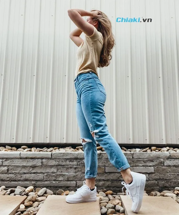 Gi&agrave;y Nike Air Force 1 nữ phối c&ugrave;ng quần jeans