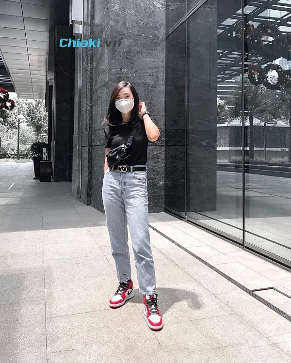 phối đồ với gi&agrave;y jordan 4 nữ c&ugrave;ng quần jeans