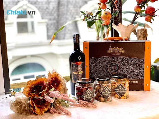 &nbsp;Hộp qu&agrave; Tết rượu vang được coi l&agrave; set qu&agrave; biếu tết sếp hoặc bố mẹ vợ thời thượng