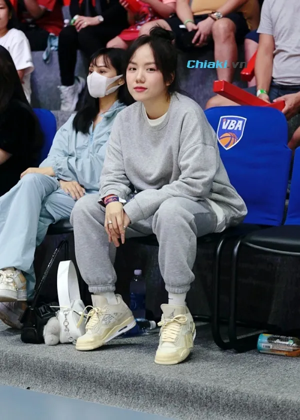 phối đồ với gi&agrave;y jordan 4 nữ c&ugrave;ng đồ bộ thể thao