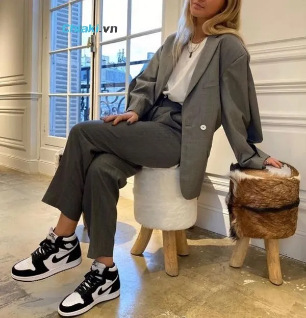 phối đồ với gi&agrave;y jordan 4 nữ với &aacute;o vest hoặc blazer