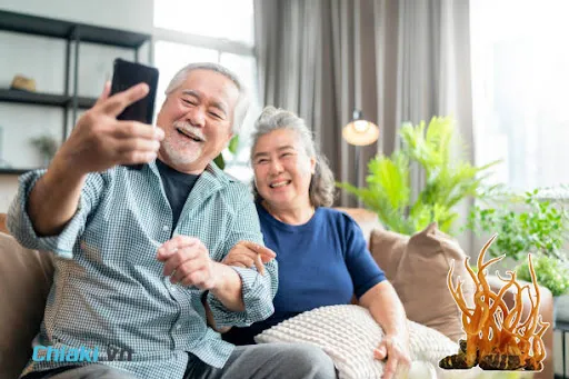 Người gi&agrave; bổ sung tr&ugrave;ng thảo gi&uacute;p duy tr&igrave; hệ tim mạch khỏe mạnh