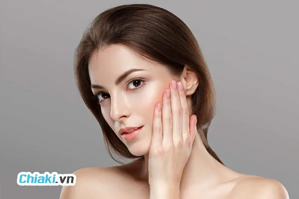 Nước hoa hồng Ph&aacute;p l&agrave; b&iacute; mật của l&agrave;n da đẹp cho mỗi phụ nữ