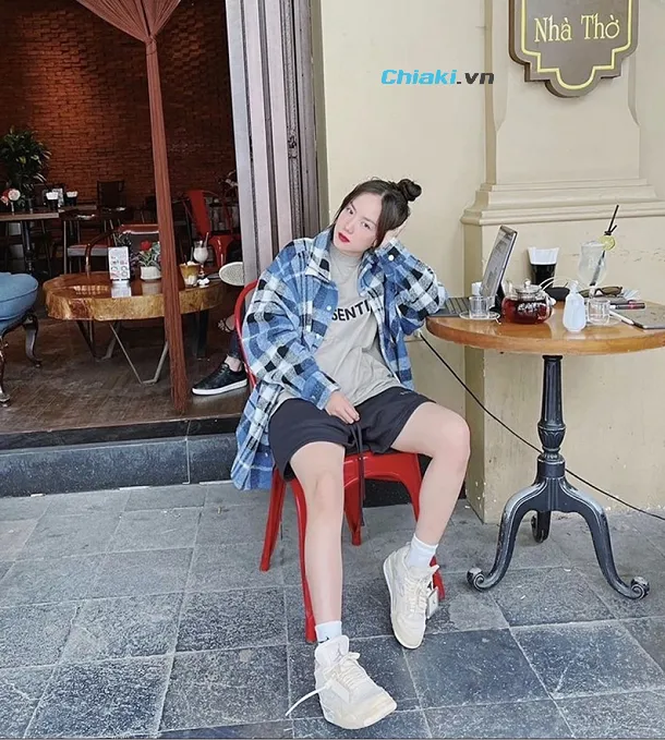 phối đồ với gi&agrave;y jordan 4 nữ c&ugrave;ng &aacute;o thun, &aacute;o sơ mi v&agrave; quần short