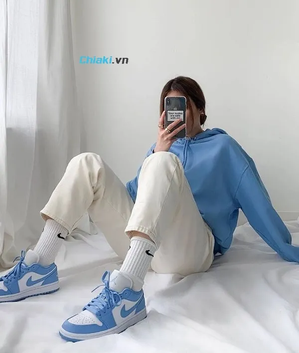 phối đồ với gi&agrave;y jordan 4 nữ với &aacute;o hoodie