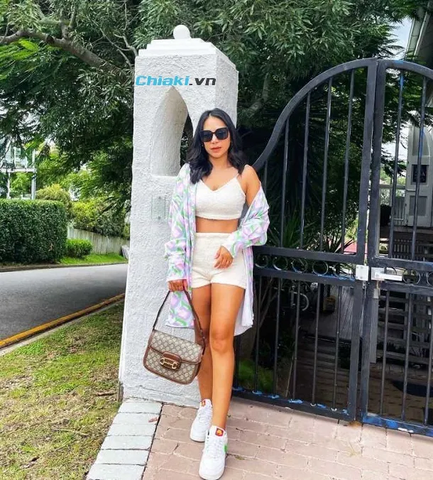 Croptop phối c&ugrave;ng gi&agrave;y Nike Air Force 1 nữ
