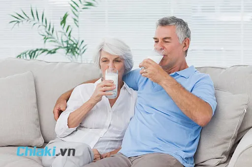 Ti&ecirc;u ch&iacute; lựa chọn c&aacute;c loại sữa tốt cho người gi&agrave;