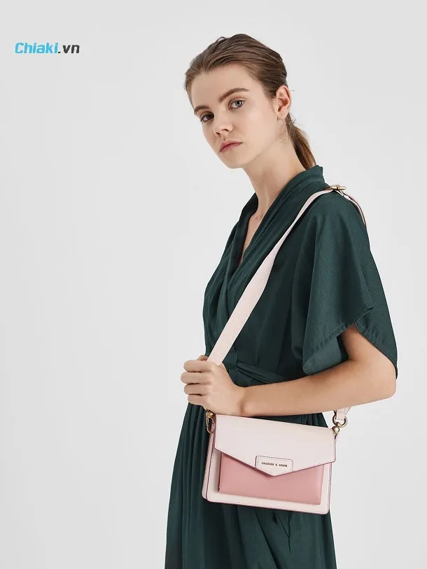 T&uacute;i đeo ch&eacute;o Charles & Keith Zaina Envelope Crossbody Bag - Light Pink