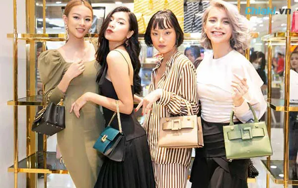 Lyn l&agrave; một trong c&aacute;c h&atilde;ng t&uacute;i x&aacute;ch h&agrave;ng hiệu b&igrave;nh d&acirc;n