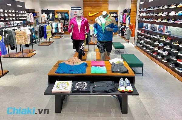 cửa h&agrave;ng gi&agrave;y Nike hai b&agrave; trưng