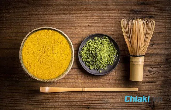 Đắp mặt nạ bột tr&agrave; xanh v&agrave; tinh bột nghệ