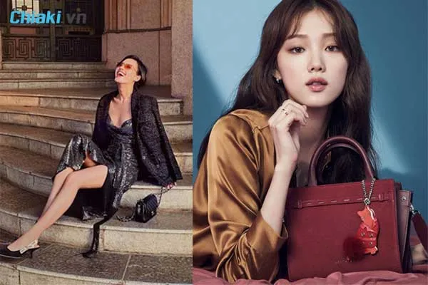 tạo d&aacute;ng chụp ảnh với t&uacute;i x&aacute;ch để cạnh b&ecirc;n người