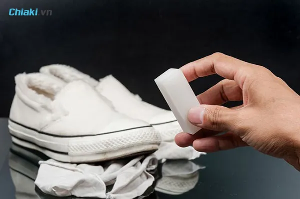 c&aacute;ch khử m&ugrave;i hồi gi&agrave;y với x&agrave; ph&ograve;ng cục
