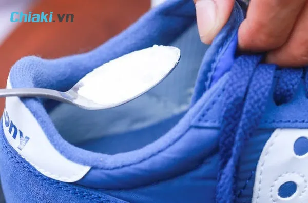 c&aacute;ch khử m&ugrave;i hồi gi&agrave;y với bột baking soda