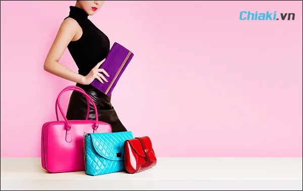 chọn t&uacute;i x&aacute;ch đi dự tiệc cưới c&oacute; m&agrave;u sắc ph&ugrave; hợp