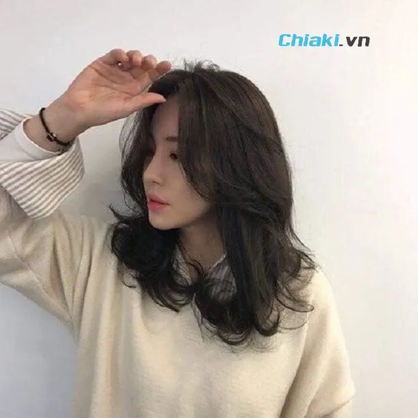 T&oacute;c ngang lưng uốn đu&ocirc;i nhẹ