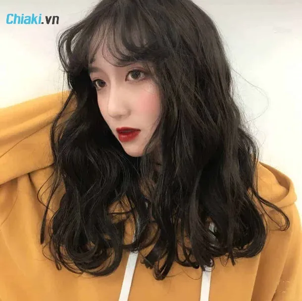 T&oacute;c d&agrave;y ngang vai uốn xoăn lọn to