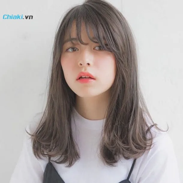 Kiểu t&oacute;c d&agrave;nh cho t&oacute;c d&agrave;y ngang lưng uốn đu&ocirc;i nhẹ