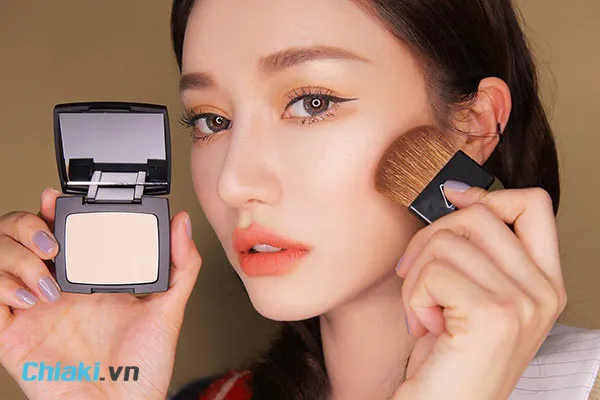sử dụng phấn phủ l&agrave; c&aacute;c bước make up c&oacute; kem chống nắng