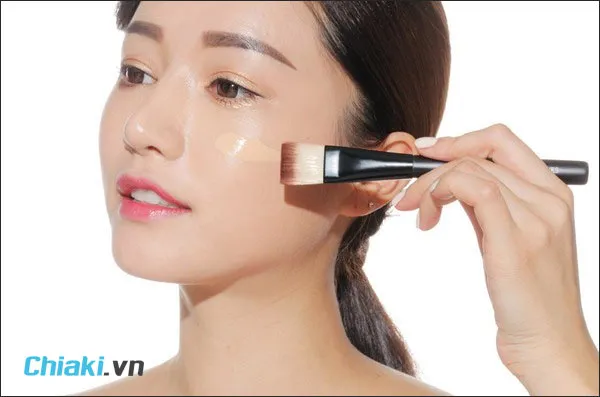 sử dụng kem l&oacute;t l&agrave; c&aacute;c bước make up c&oacute; kem chống nắng