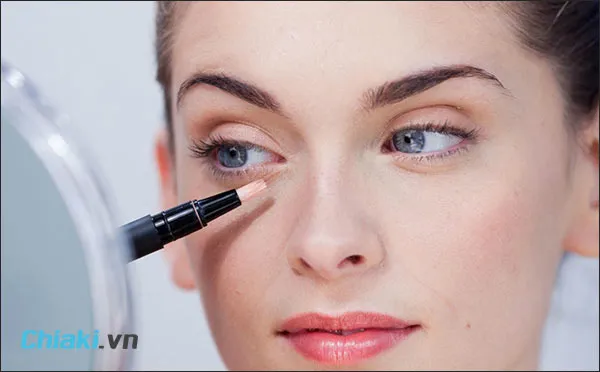 sử dụng kem che khuyết điểm l&agrave; c&aacute;c bước make up c&oacute; kem chống nắng