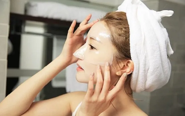 Đắp mặt nạ giấy xong c&oacute; cần rửa mặt kh&ocirc;ng