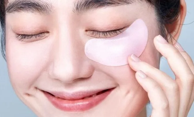 Sau khi đắp mặt nạ mắt, bạn kh&ocirc;ng cần rửa lại 