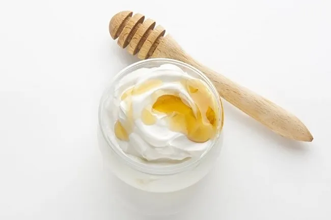 Mặt nạ sữa chua trị mụn v&agrave; vết th&acirc;m