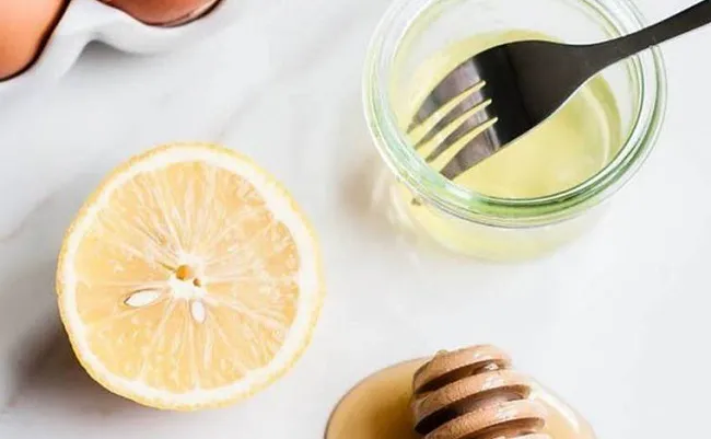 Mặt nạ trứng g&agrave; trị mụn th&acirc;m