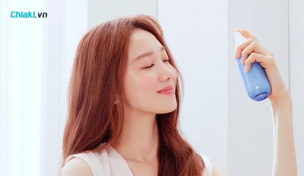 Thời điểm n&agrave;o n&ecirc;n d&ugrave;ng xịt kho&aacute;ng dưỡng ẩm da mặt?