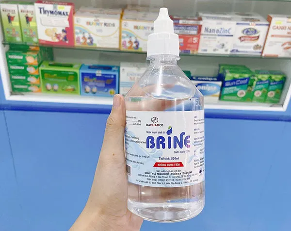 c&aacute;ch tẩy trang khi kh&ocirc;ng c&oacute; nước tẩy trang bằng nước mu&ocirc;i sinh l&yacute;