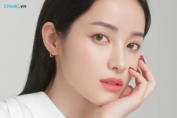 L&agrave;n da trắng c&oacute; thể ph&ugrave; hợp với hầu hết c&aacute;c m&agrave;u son cho mặt mộc
