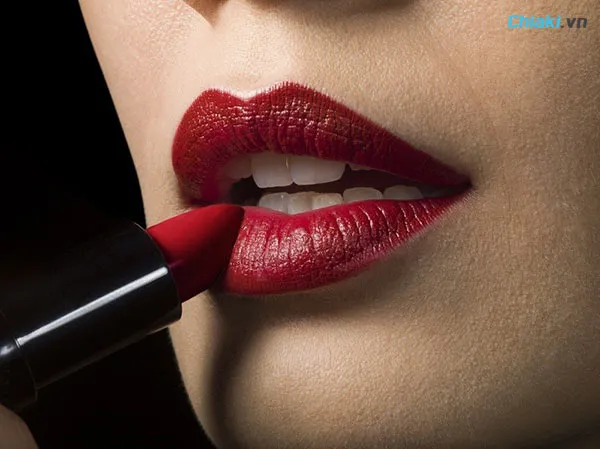 C&aacute;ch đ&aacute;nh son đỏ đậm đẹp v&agrave; l&acirc;u tr&ocirc;i