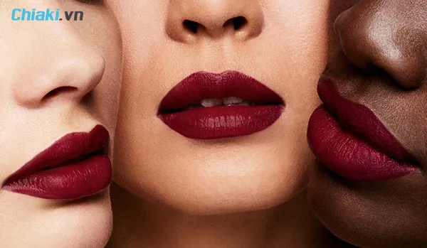 Son đỏ đậm gi&uacute;p đ&ocirc;i m&ocirc;i trở n&ecirc;n quyến rũ v&agrave; sang trọng
