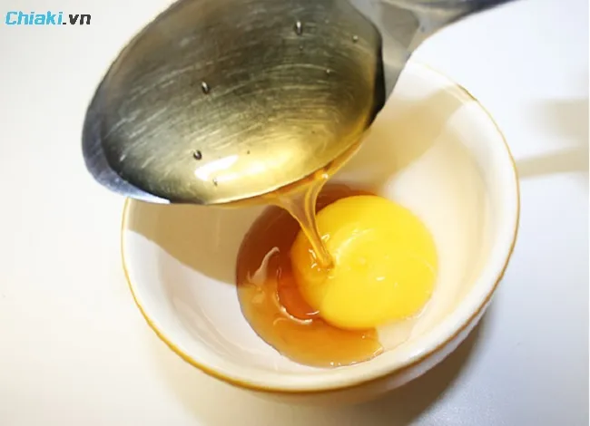 C&aacute;ch l&agrave;m trắng da sau 1 lần sử dụng bằng trứng g&agrave; v&agrave; mật ong