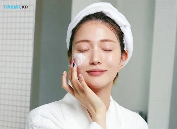 B&ocirc;i kem chống nắng kỹ sau khi cấy trắng da mặt