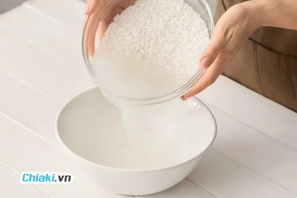 C&aacute;ch l&agrave;m trắng da mặt v&agrave; to&agrave;n th&acirc;n bằng nước vo gạo